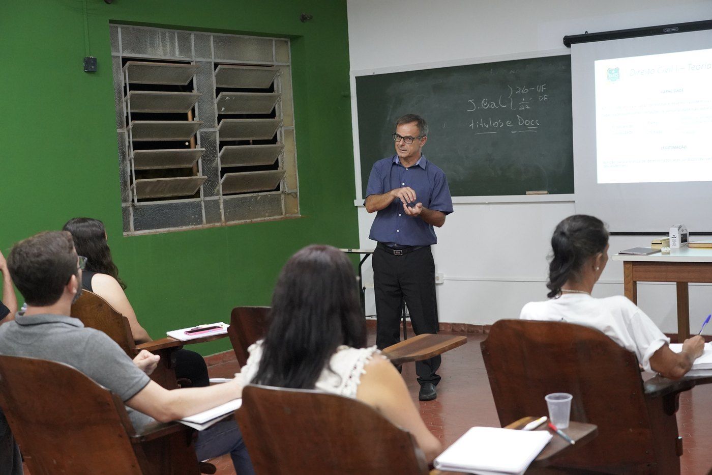 Professor dando aula para a turma no IMES São Manuel